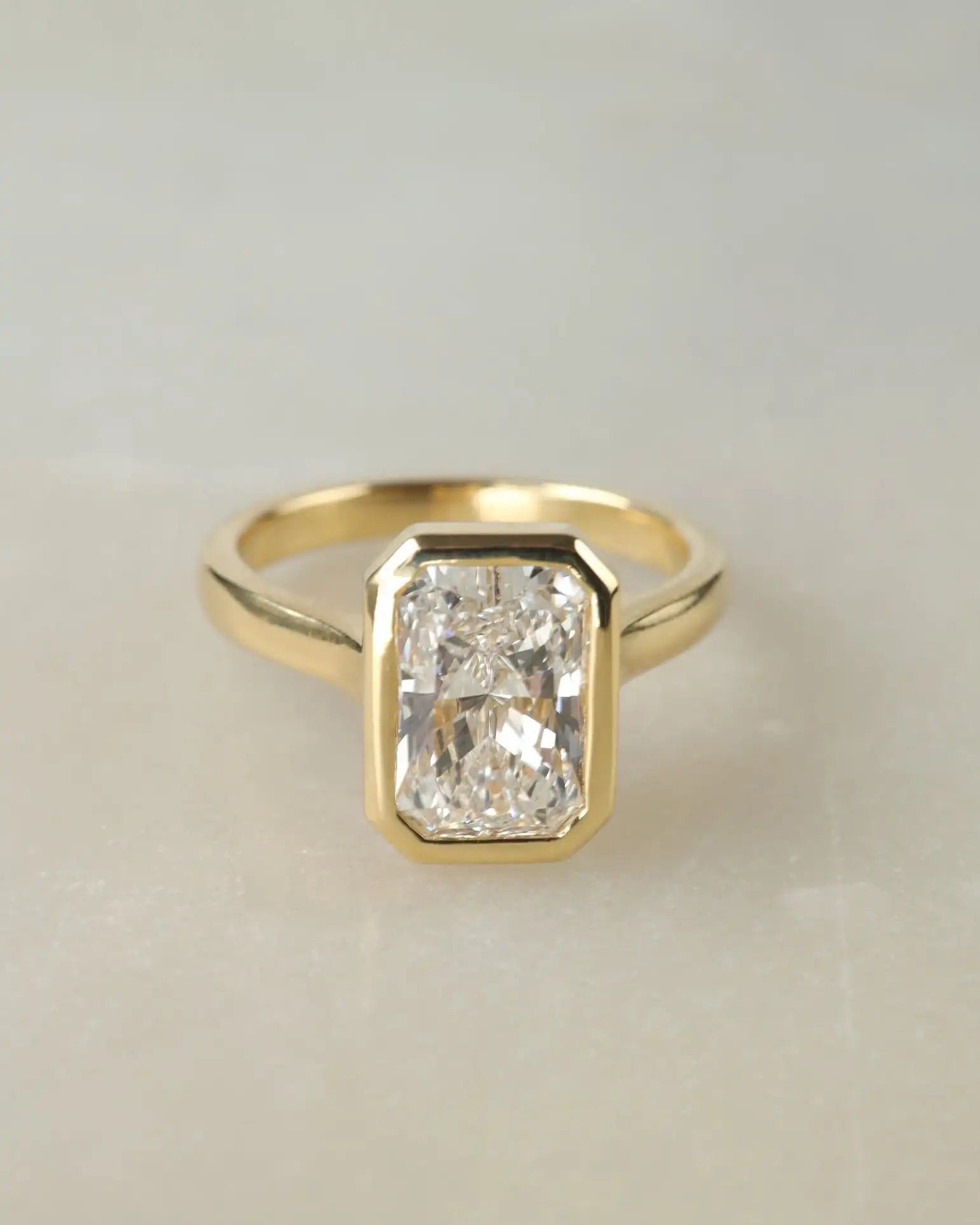 8x10mm Radiant Cut Moissanite Solitaire Bezel Set Engagement Ring Modern Minimalist Gold Plated Jewelry High Quality Wholesale