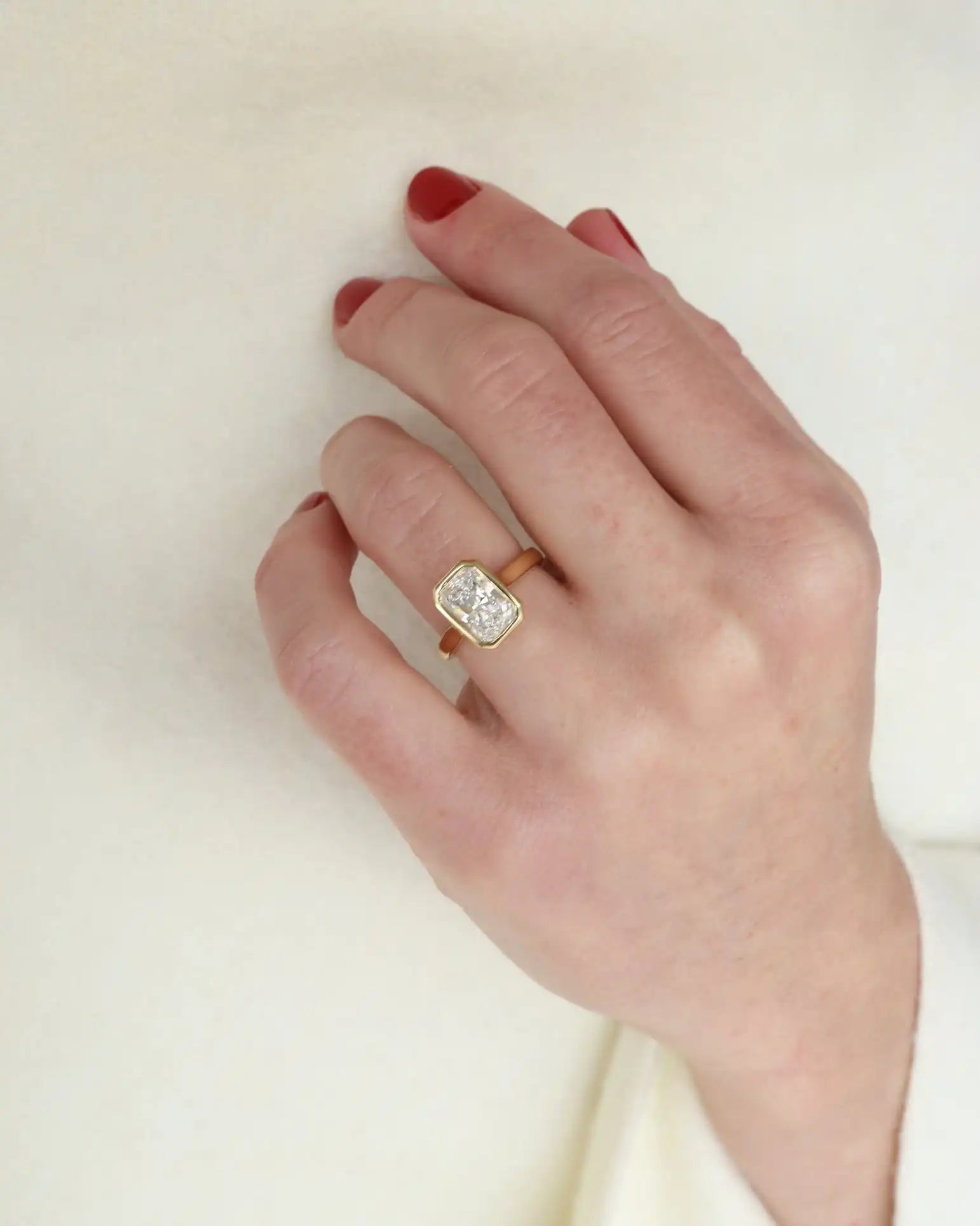 8x10mm Radiant Cut Moissanite Solitaire Bezel Set Engagement Ring Modern Minimalist Gold Plated Jewelry High Quality Wholesale