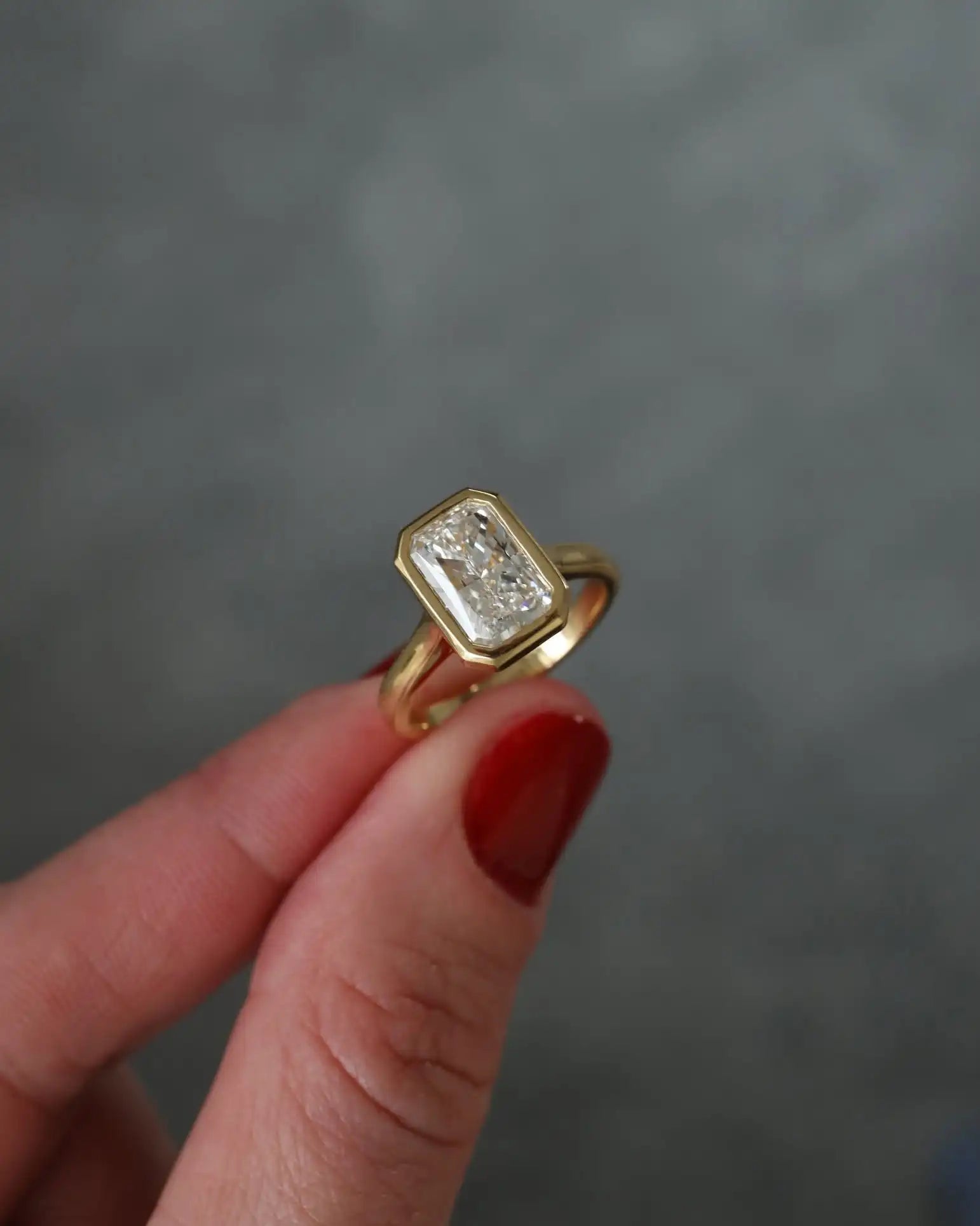8x10mm Radiant Cut Moissanite Solitaire Bezel Set Engagement Ring Modern Minimalist Gold Plated Jewelry High Quality Wholesale