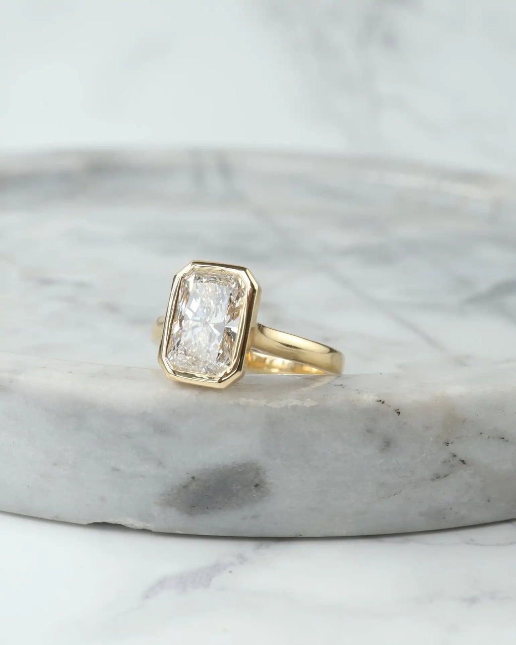 8x10mm Radiant Cut Moissanite Solitaire Bezel Set Engagement Ring Modern Minimalist Gold Plated Jewelry High Quality Wholesale