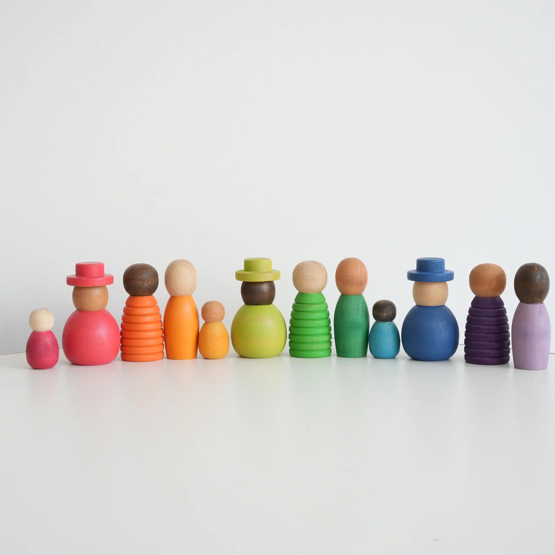 A set of colorful figurine ornaments, model house accessories, suitable for decoration in rooms or living rooms.