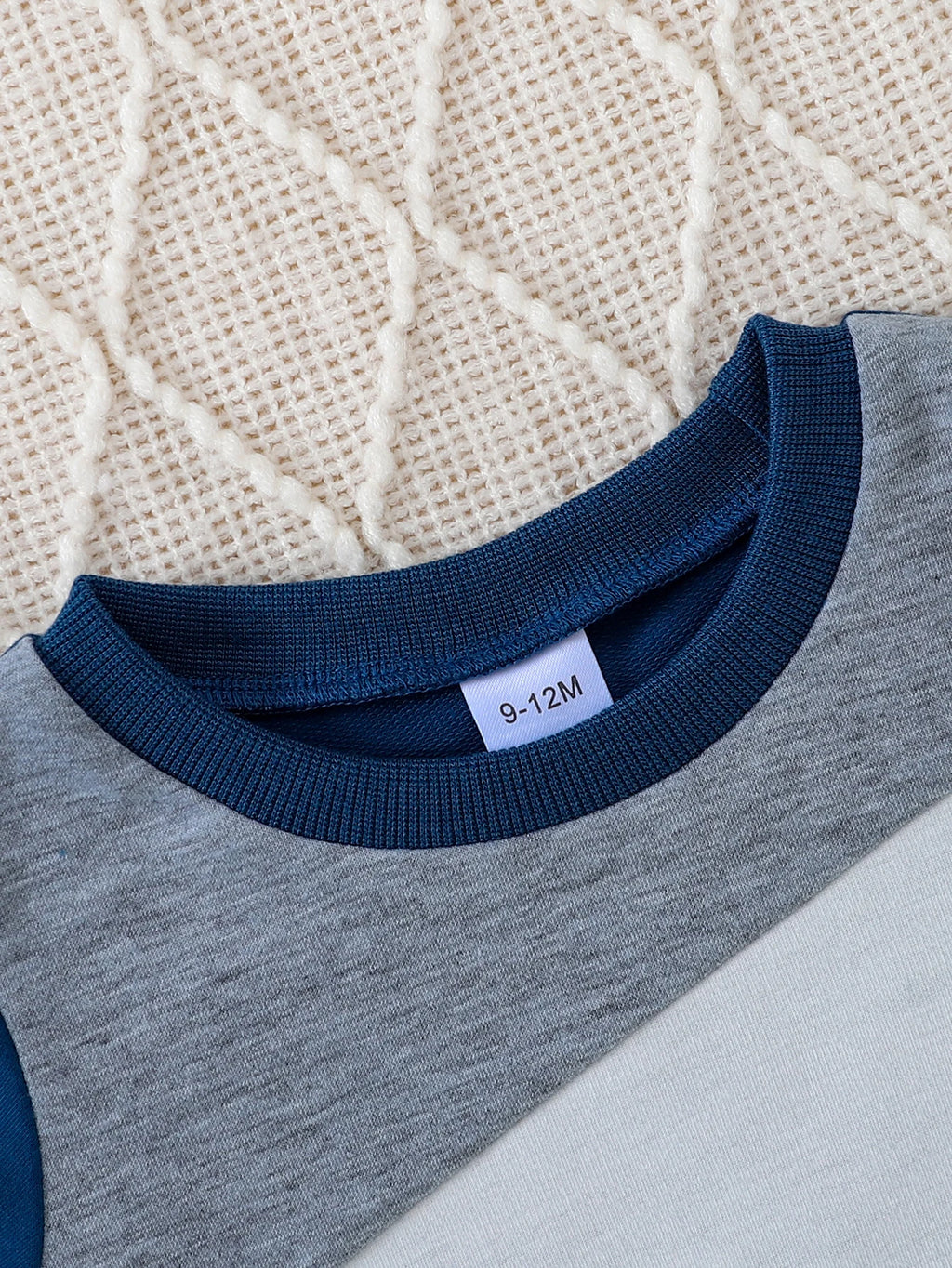 【Boys' Autumn & Winter Dinosaur Two-Piece Set】Blue-Gray-White Color-Blocked Sweatshirt + Navy Track Pants. Adorable dinosaur pri