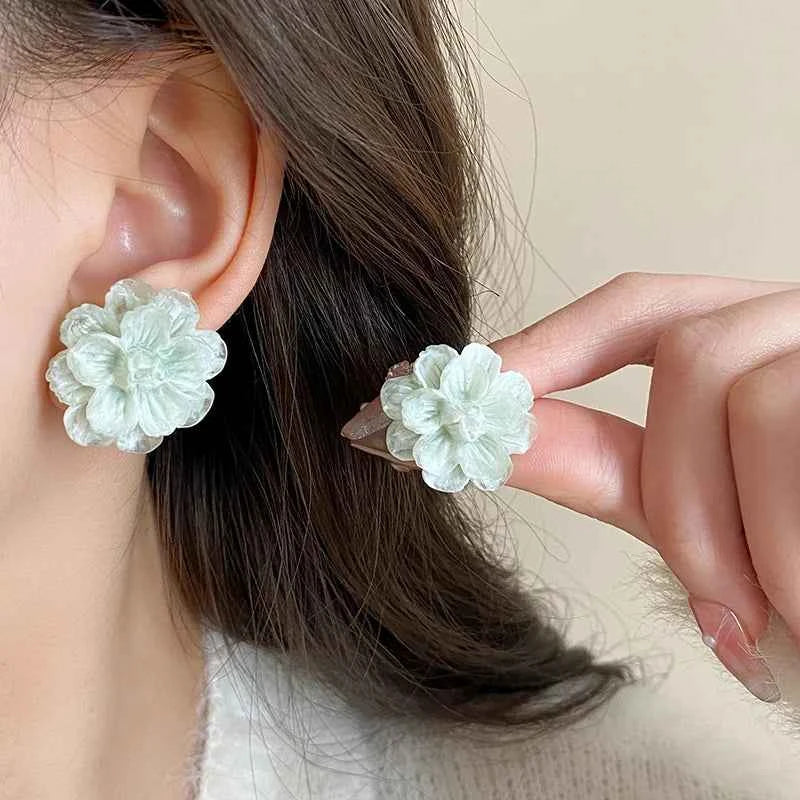 White Acrylic Flocking Three-dimensional Flowers Stud Earrings for Women Sweet Floral Girl Earring Versatile Fashion Ear Jewelry
