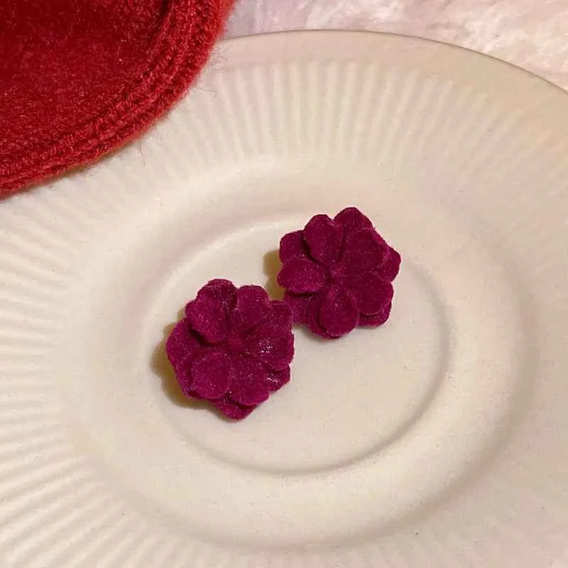 White Acrylic Flocking Three-dimensional Flowers Stud Earrings for Women Sweet Floral Girl Earring Versatile Fashion Ear Jewelry