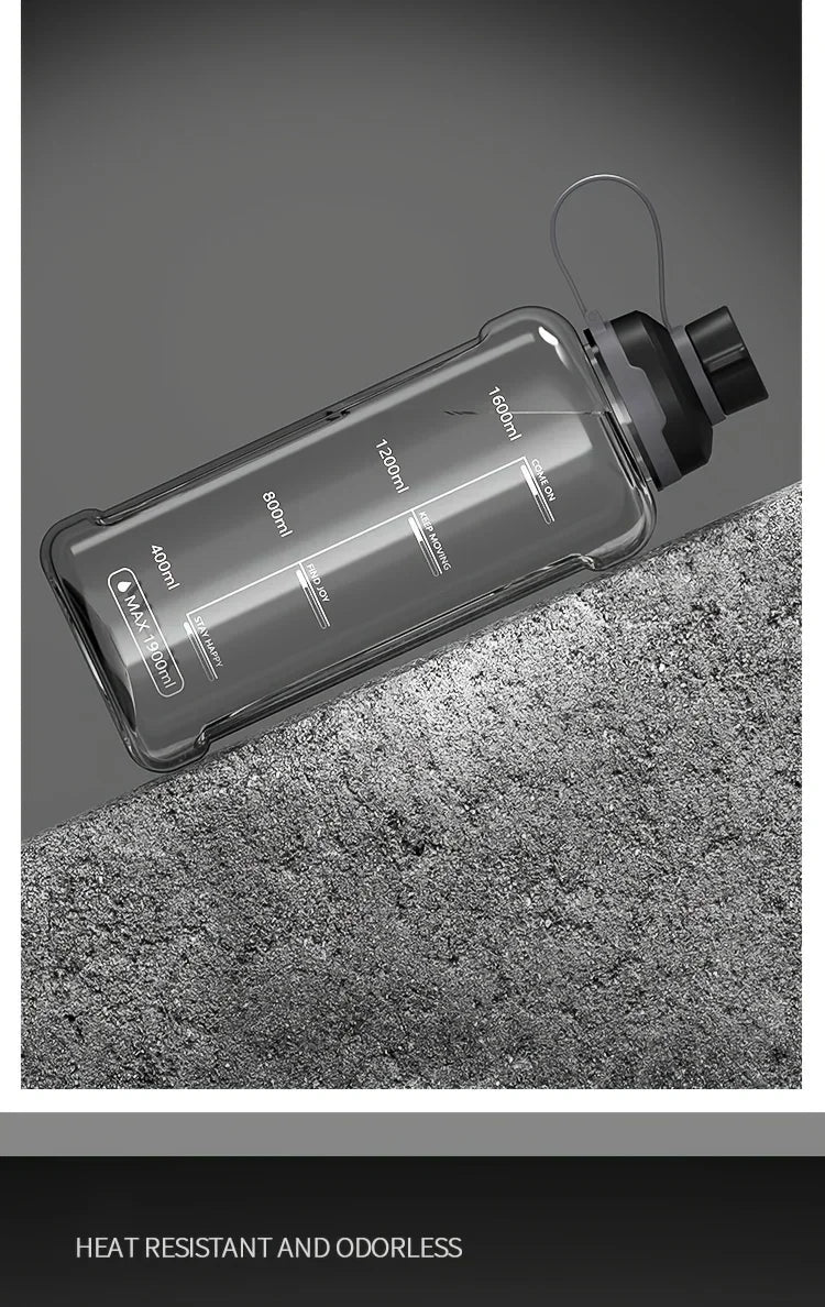 Large-capacity portable water bottle, made of high-transparency, drop-resistant PC material, with a leak-proof handle.