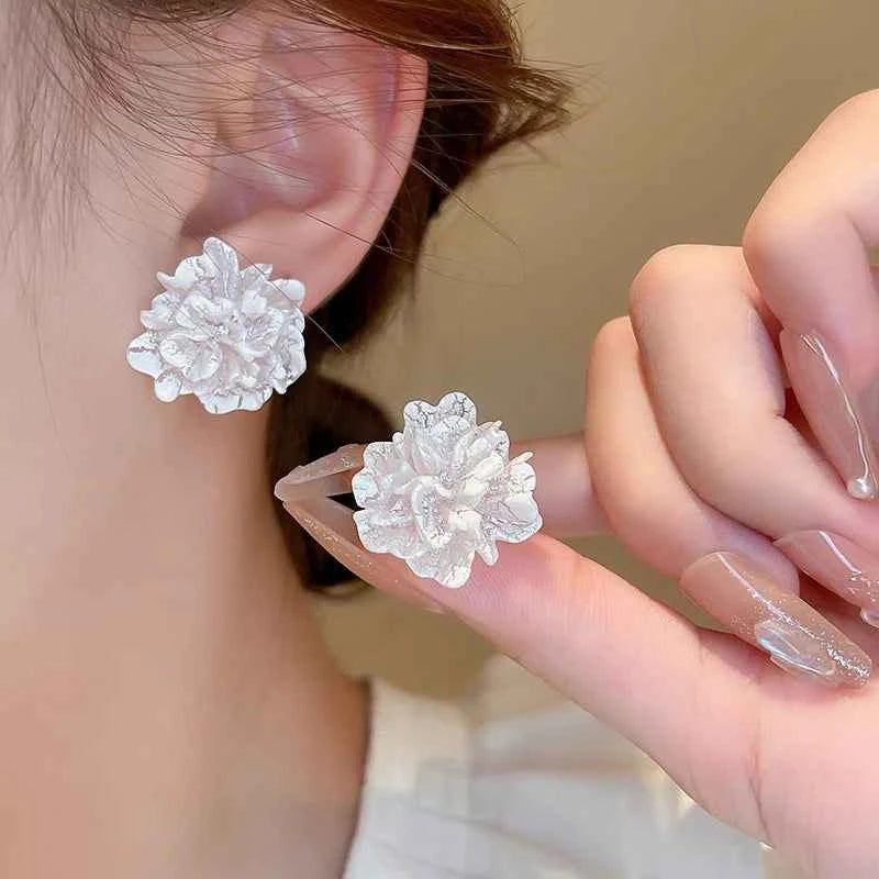 White Acrylic Flocking Three-dimensional Flowers Stud Earrings for Women Sweet Floral Girl Earring Versatile Fashion Ear Jewelry