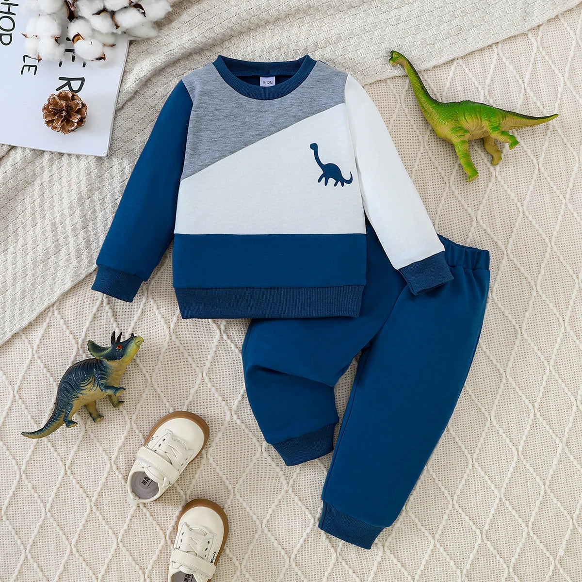 【Boys' Autumn & Winter Dinosaur Two-Piece Set】Blue-Gray-White Color-Blocked Sweatshirt + Navy Track Pants. Adorable dinosaur pri