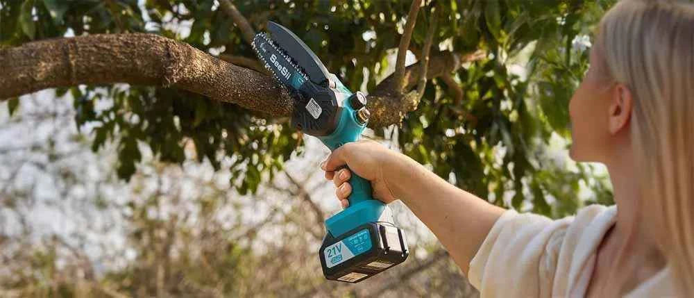 SEESII 6''Cordless Mini Chainsaw 15.2cm Electric Saw Rechargeable Woodworking Garden Pruning Saw for Makita 18V Battery pin