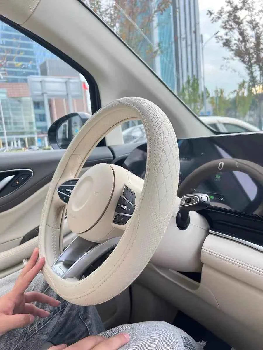 Embossed PU Leather Patchwork Car Steering Wheel Cover, Non-slip, Breathable, Universal 15 Inch (Approx. 38cm)