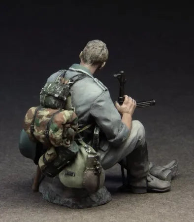 1:35 Resin kit  Soldier sitting on the stone resting 313