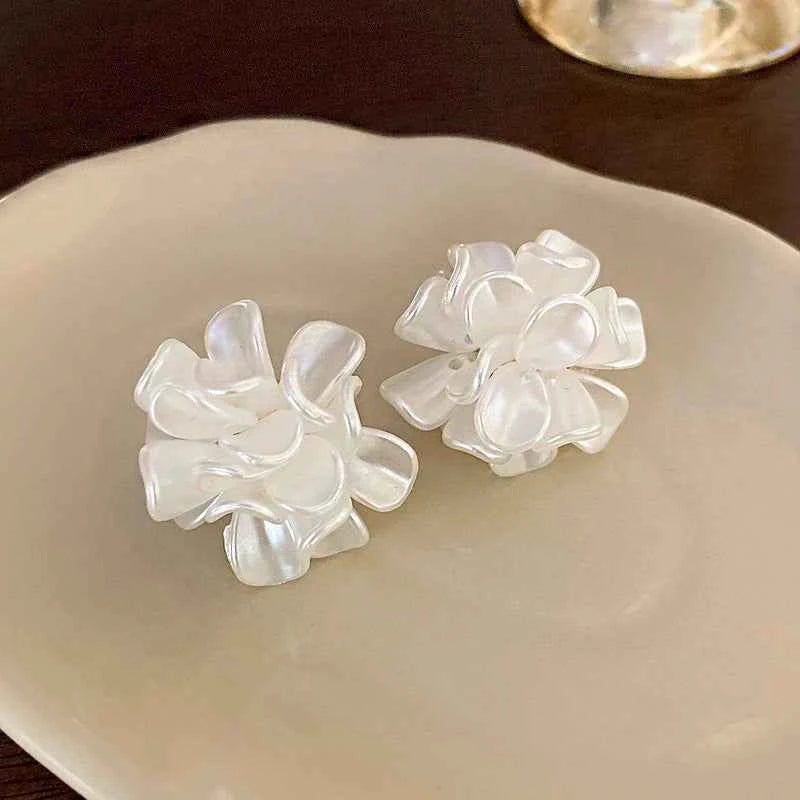 White Acrylic Flocking Three-dimensional Flowers Stud Earrings for Women Sweet Floral Girl Earring Versatile Fashion Ear Jewelry