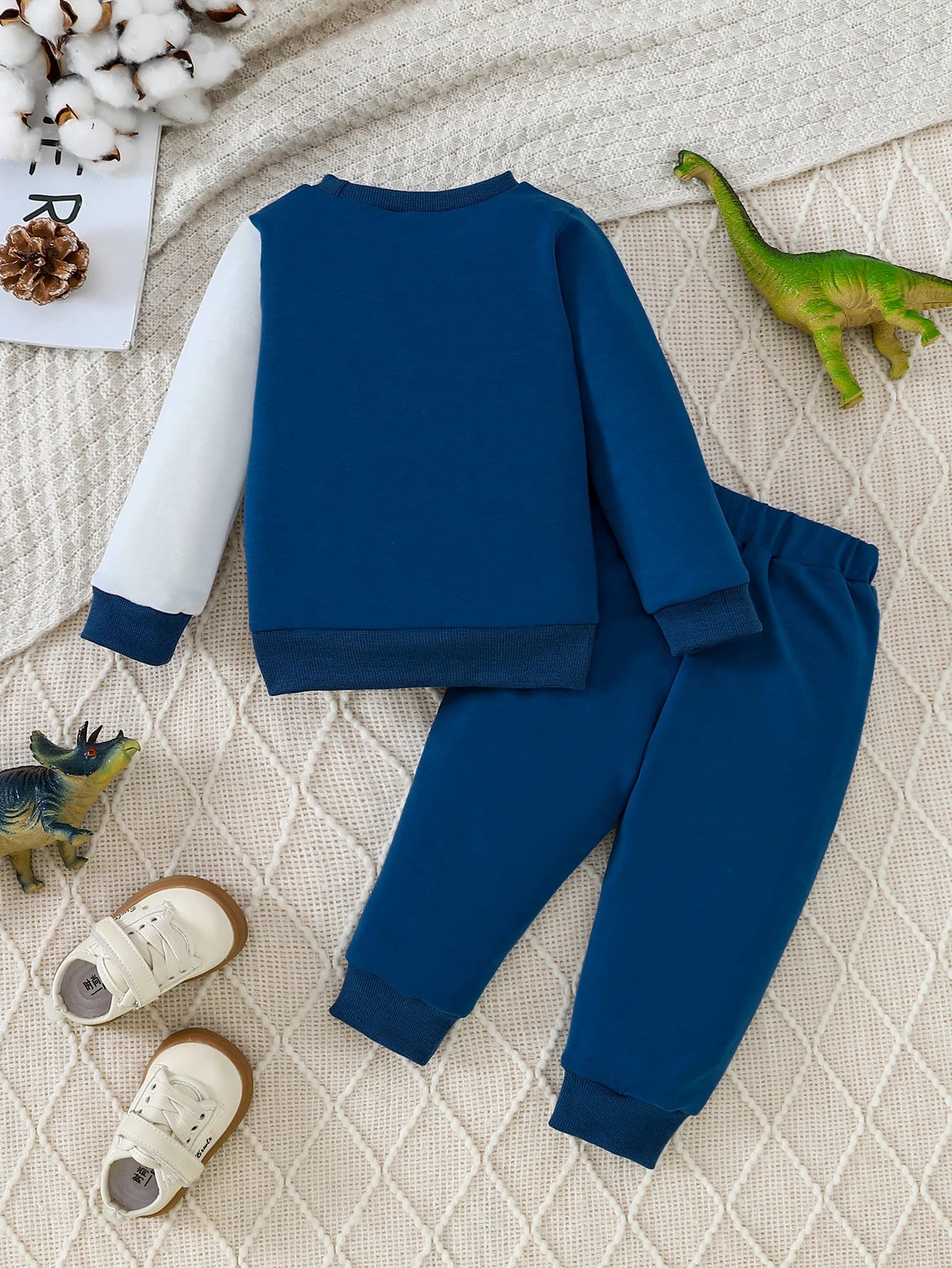 【Boys' Autumn & Winter Dinosaur Two-Piece Set】Blue-Gray-White Color-Blocked Sweatshirt + Navy Track Pants. Adorable dinosaur pri