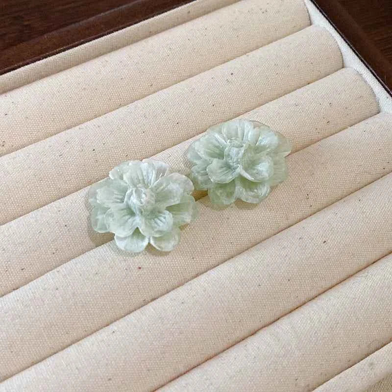 White Acrylic Flocking Three-dimensional Flowers Stud Earrings for Women Sweet Floral Girl Earring Versatile Fashion Ear Jewelry
