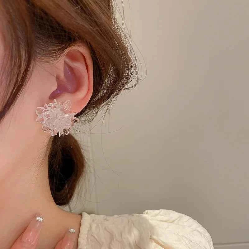 White Acrylic Flocking Three-dimensional Flowers Stud Earrings for Women Sweet Floral Girl Earring Versatile Fashion Ear Jewelry