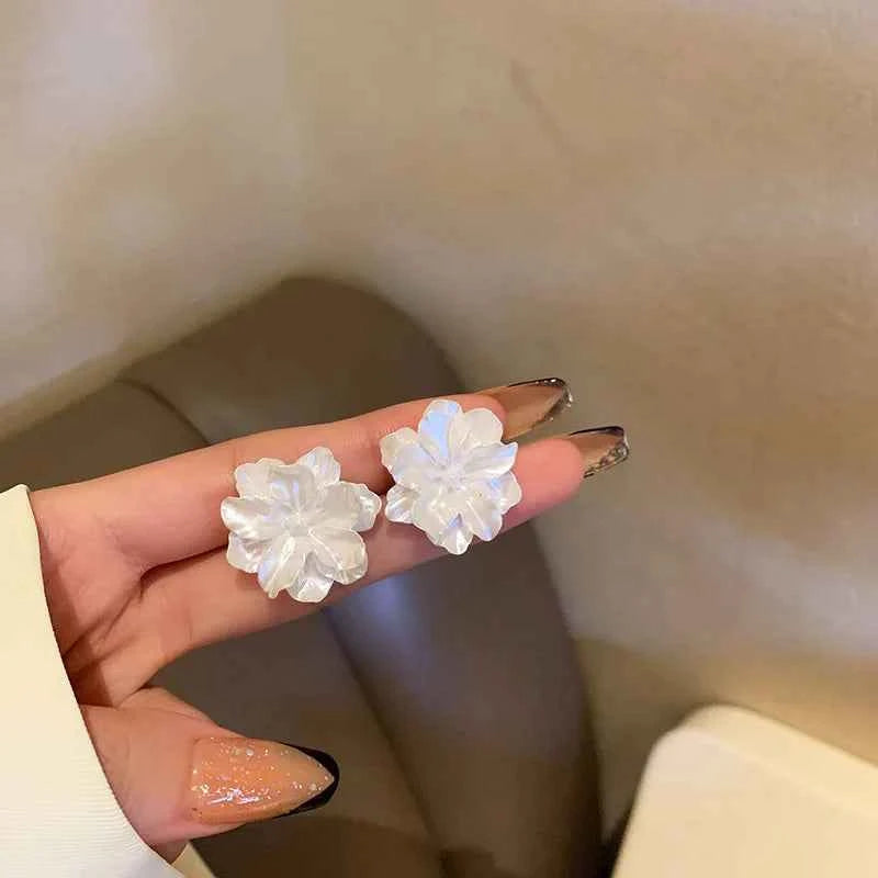 White Acrylic Flocking Three-dimensional Flowers Stud Earrings for Women Sweet Floral Girl Earring Versatile Fashion Ear Jewelry