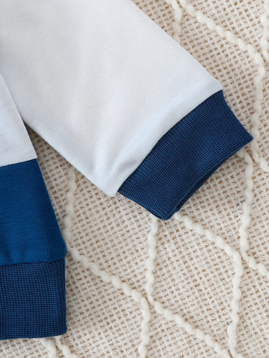 【Boys' Autumn & Winter Dinosaur Two-Piece Set】Blue-Gray-White Color-Blocked Sweatshirt + Navy Track Pants. Adorable dinosaur pri