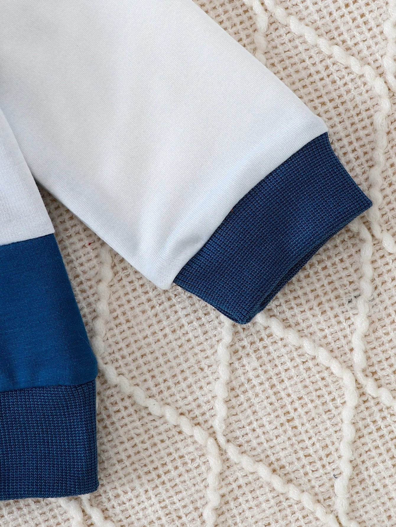 【Boys' Autumn & Winter Dinosaur Two-Piece Set】Blue-Gray-White Color-Blocked Sweatshirt + Navy Track Pants. Adorable dinosaur pri
