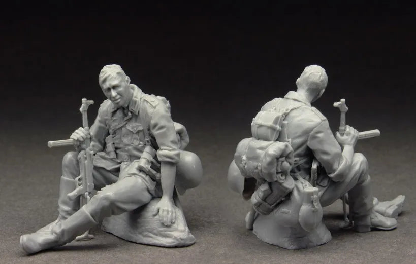 1:35 Resin kit  Soldier sitting on the stone resting 313