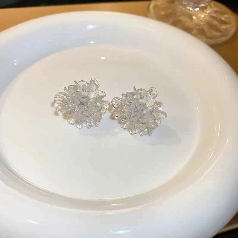 White Acrylic Flocking Three-dimensional Flowers Stud Earrings for Women Sweet Floral Girl Earring Versatile Fashion Ear Jewelry