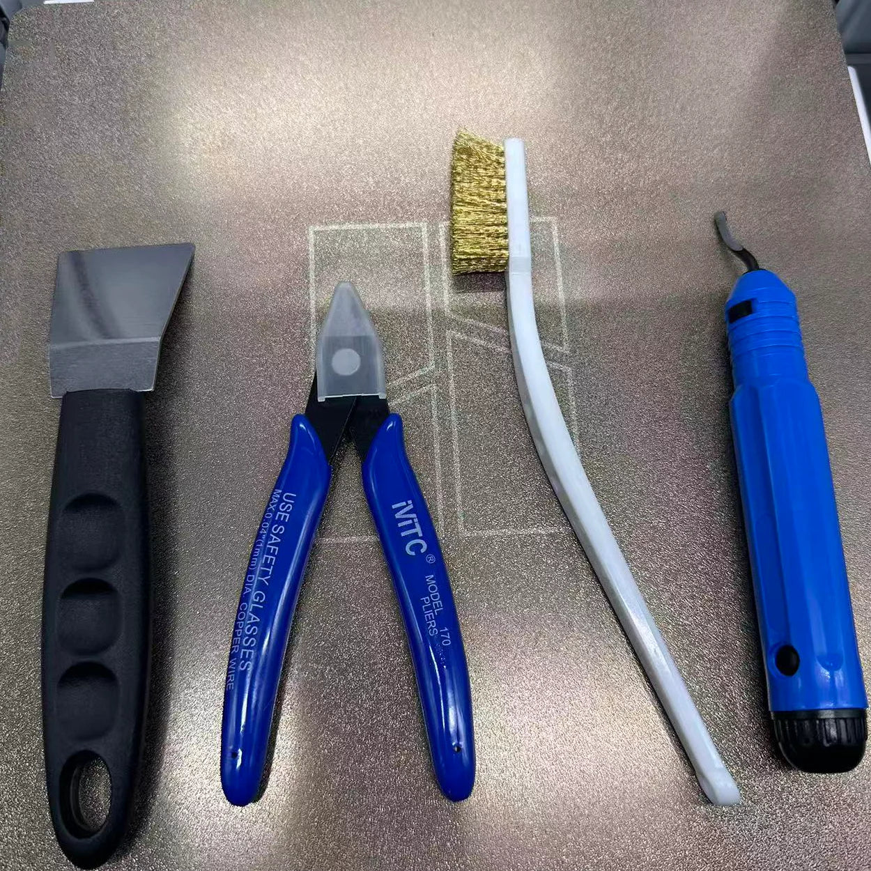 3D printing tools, various types of 3D printer tools, scissors, cleaning needles, tweezers, pliers, deburring kits, practical