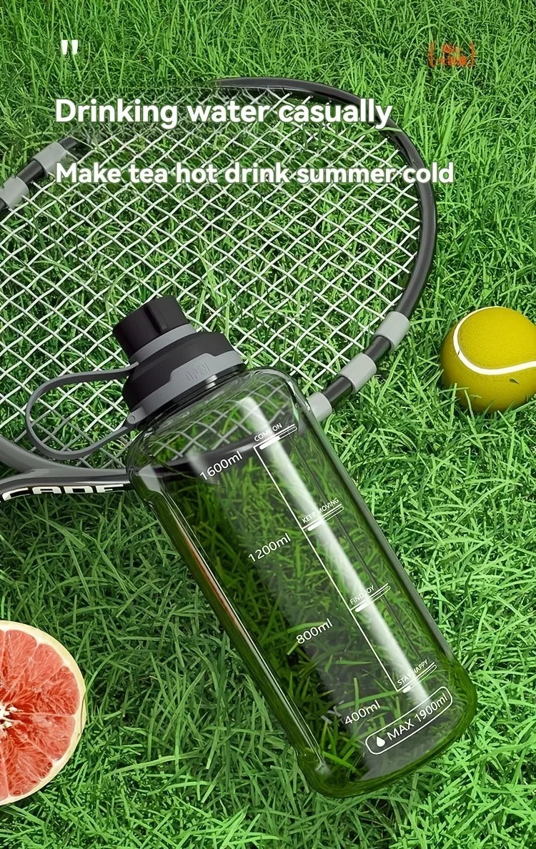 Large-capacity portable water bottle, made of high-transparency, drop-resistant PC material, with a leak-proof handle.