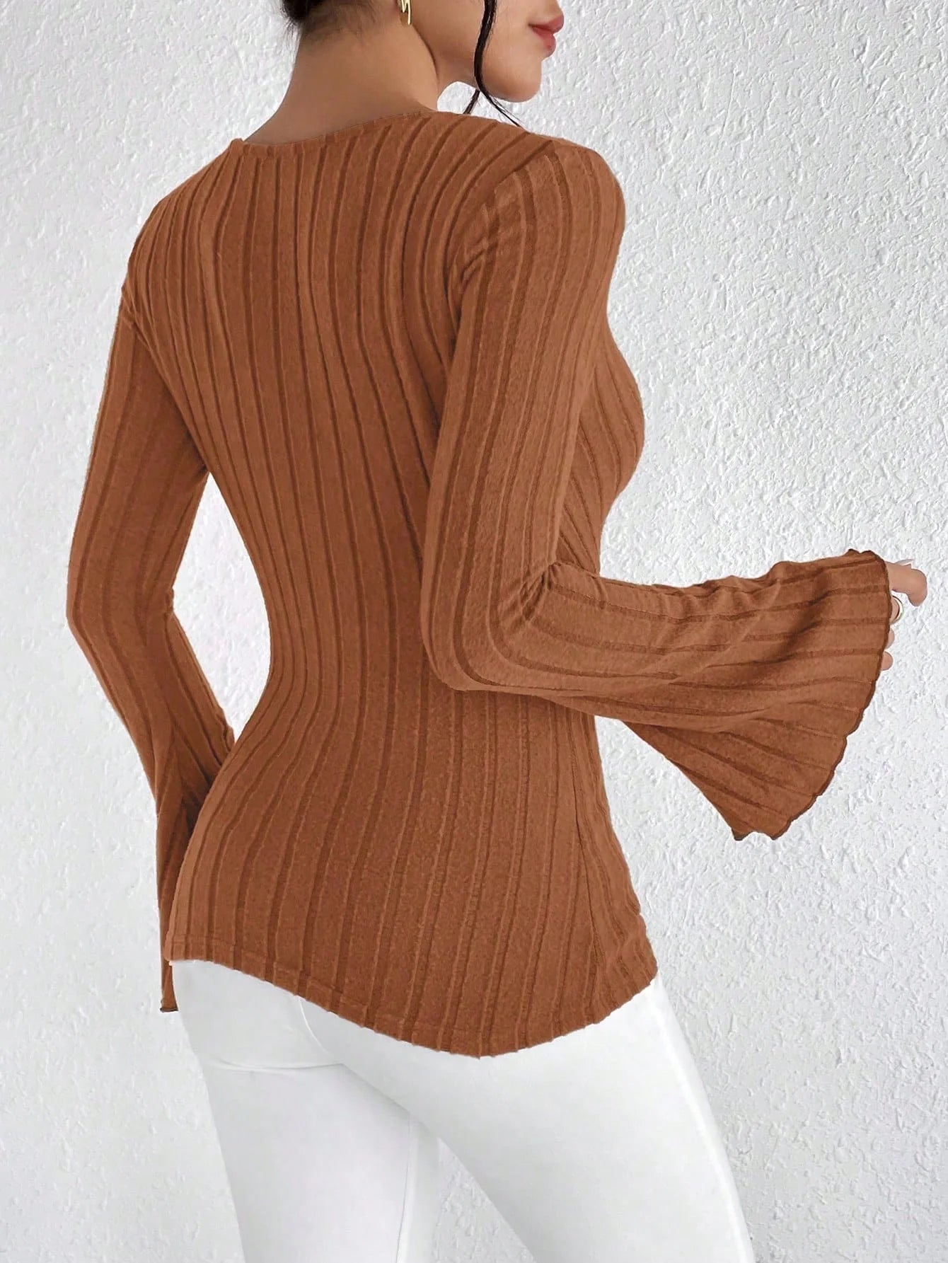 Ladies' autumn and winter apricot-colored V-neck long-sleeved slim striped T-shirt knitted sweater, sexy knitted top