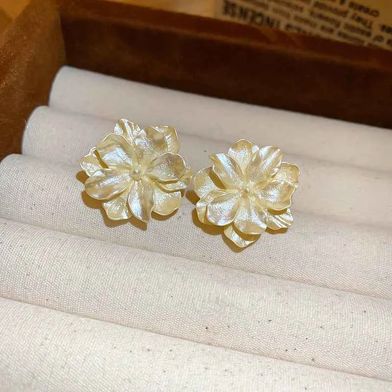 White Acrylic Flocking Three-dimensional Flowers Stud Earrings for Women Sweet Floral Girl Earring Versatile Fashion Ear Jewelry