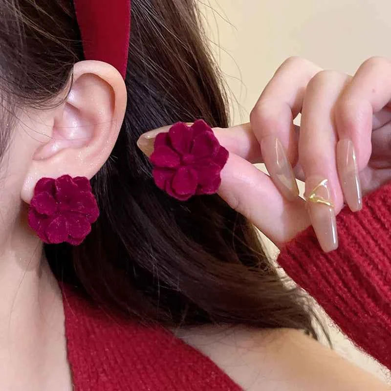 White Acrylic Flocking Three-dimensional Flowers Stud Earrings for Women Sweet Floral Girl Earring Versatile Fashion Ear Jewelry