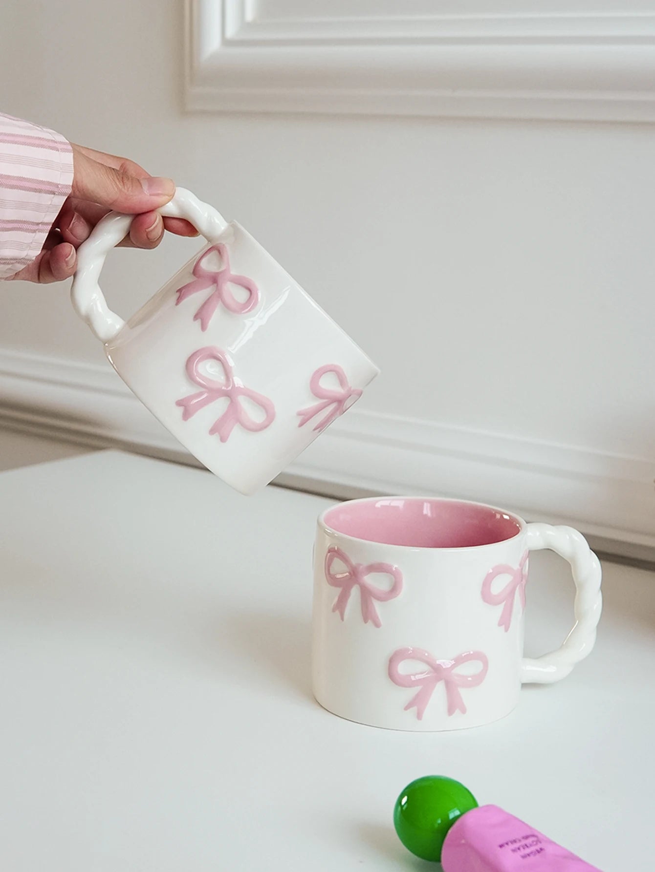 1Pc 13.4oz Pink Ceramic Mug with Bowknot, Ceramic Cup with Twisted Handle, Exquisite and Simple Pink Embossed Cup, Suitable for Latte Art in Coffee Shops, Home Decor Drinkware, Drinking Cup for Kitchen, Living Room, Bedroom,