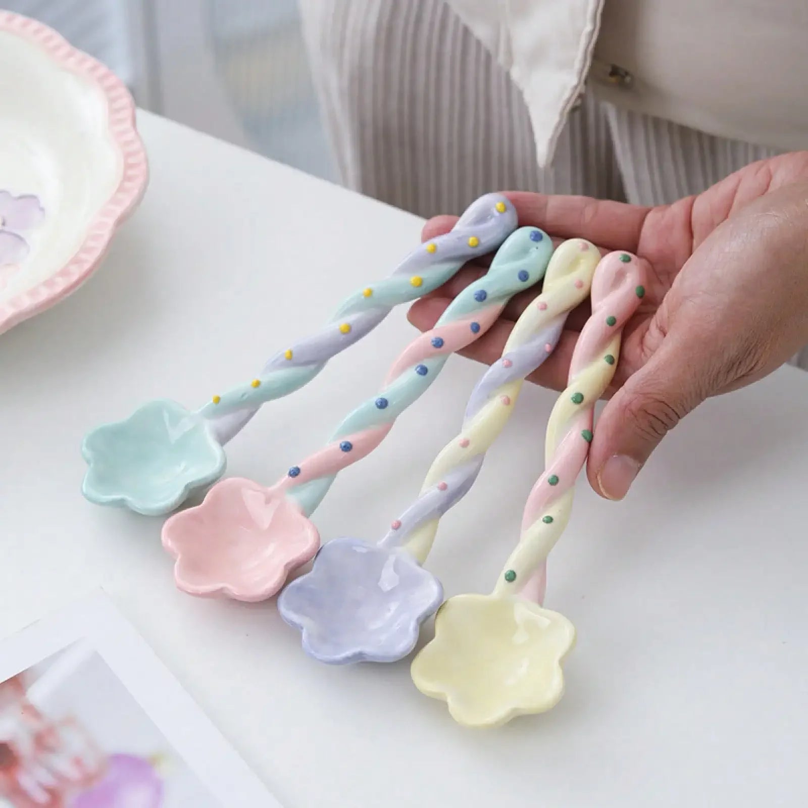 Ceramic Long-Handled Spoon For Home Use, High Aesthetic Value, Cute Ins-Style Stirring Spoon, Coffee Spoon, Girly Spoon, Suitable For Graduation Gifts, Daily Use, And Holiday Presents.
