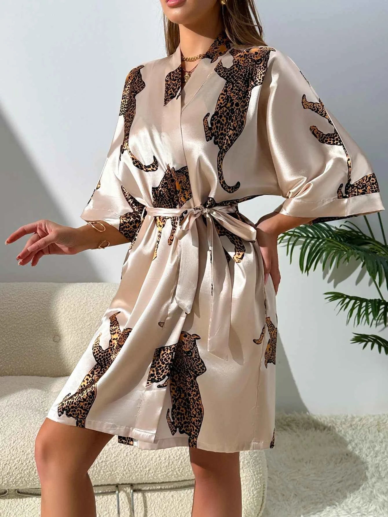 Women's Kimono Robe Fashionable Leopard Print Short Sleeve Tie Waist Night Robe Sleepwear Loungewear