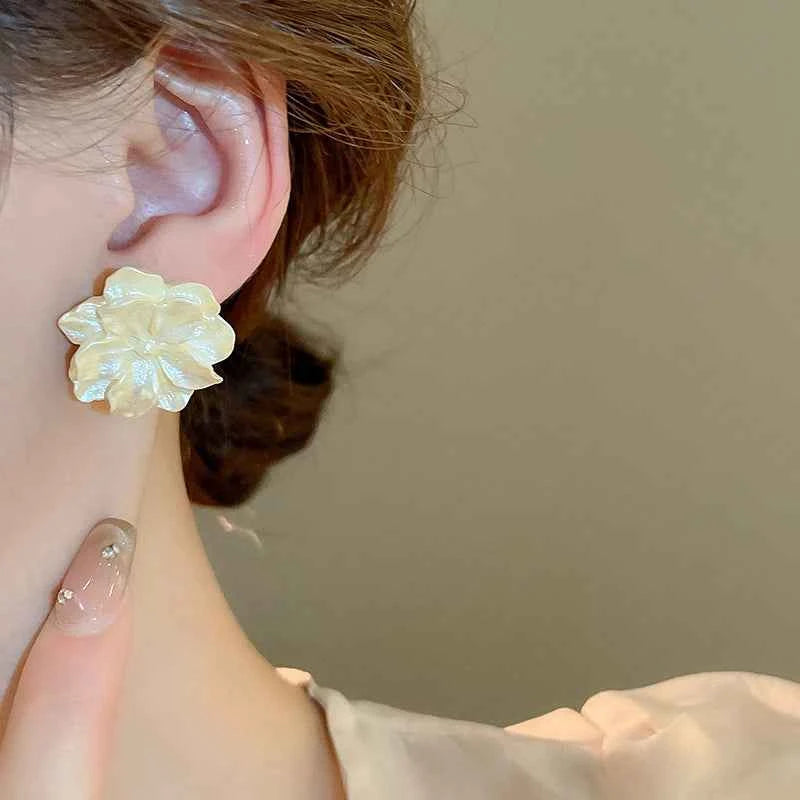 White Acrylic Flocking Three-dimensional Flowers Stud Earrings for Women Sweet Floral Girl Earring Versatile Fashion Ear Jewelry