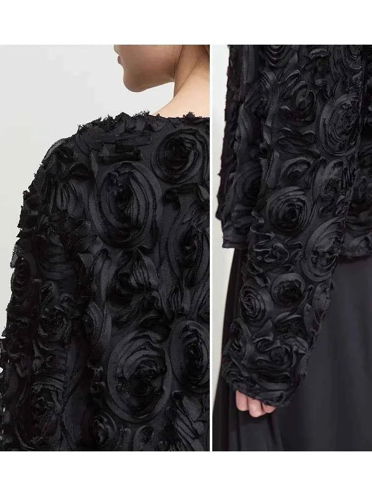 AMII Minimalism Short Jacket Women 2025 Autumn New Elegant Romantic Stereoscopic Flower O-Neck Hook Button Outwear Coat 12521066