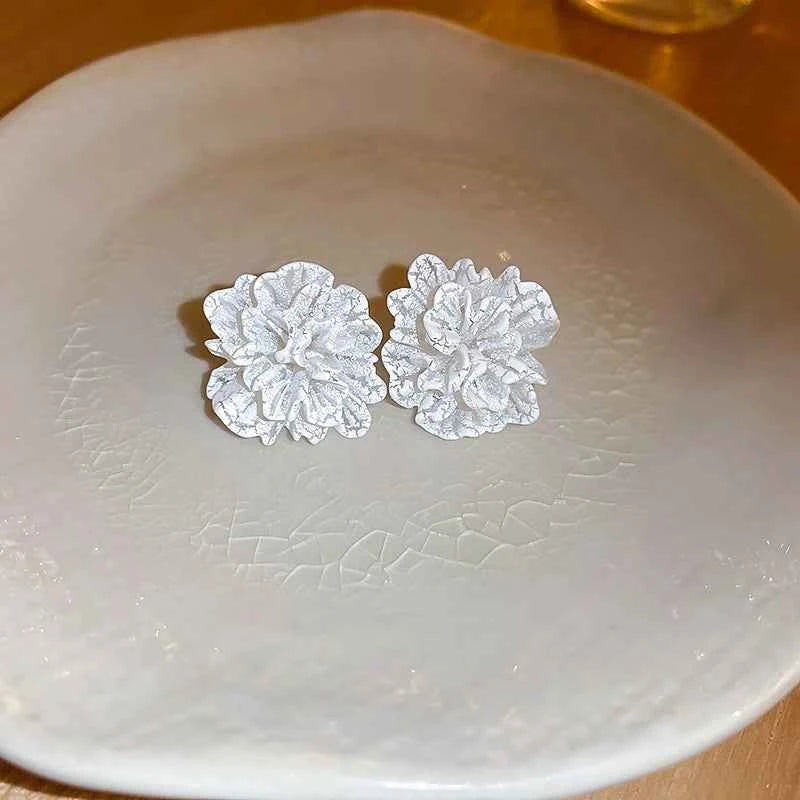 White Acrylic Flocking Three-dimensional Flowers Stud Earrings for Women Sweet Floral Girl Earring Versatile Fashion Ear Jewelry