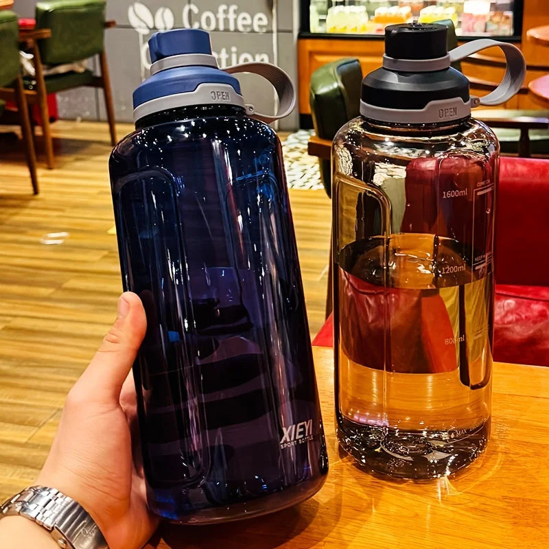 Large-capacity portable water bottle, made of high-transparency, drop-resistant PC material, with a leak-proof handle.